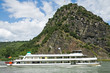 Passagier-Schiff vor Loreley-Felsen
