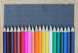 crayons de couleurs sur ardoise crayons de couleurs sur ardoise