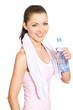Sportliche junge Frau hält Wasserflasche