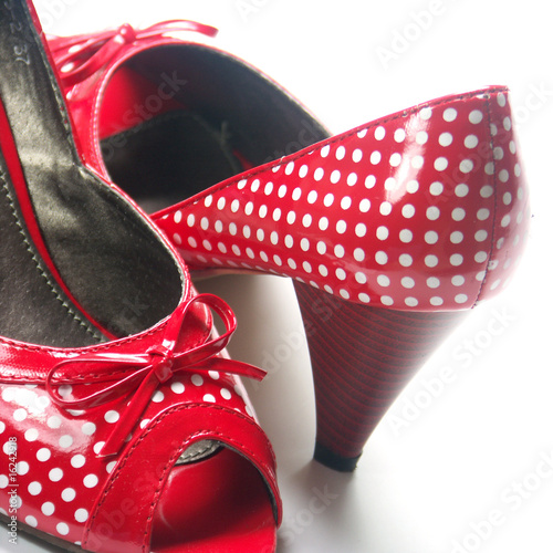 Photo: chaussures rouges à petits pois chaussures rouges à petits pois