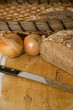 Brotlaib und Zwiebeln