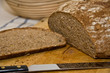 Brotlaib mit Brotmesser Brotlaib mit Brotmesser