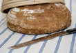 Brotlaib mit Brotkorb