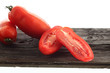 Flaschentomaten auf verwittertem Holzbrett