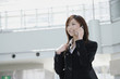 携帯電話で話す女性