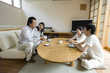 居間で会話をする家族
