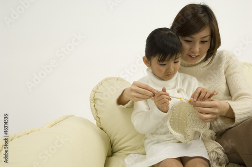 Photo: 娘に編み物を教える母 娘に編み物を教える母
