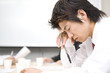 居眠りをする男性