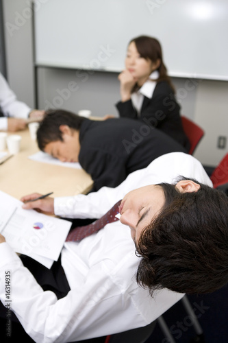 Photo: 打ち合わせ中に眠る男性 打ち合わせ中に眠る男性