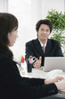女性に指示を与える男性