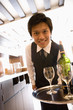 ワインを運ぶウェイター