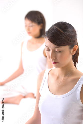 Photo: 瞑想をする女性たち 瞑想をする女性たち