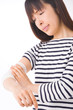 腕を痛めた女性