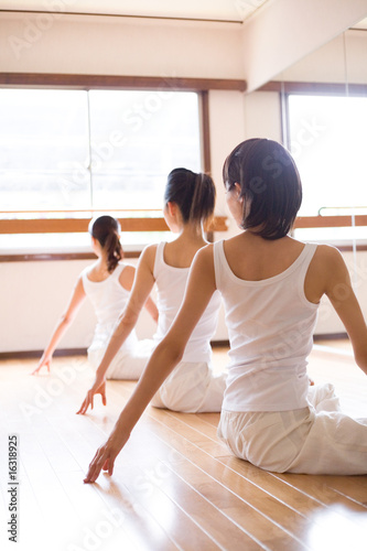 Photo: ストレッチをする女性たち ストレッチをする女性たち