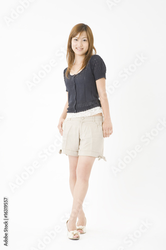 Photo: ポーズを取って立つ女性 ポーズを取って立つ女性