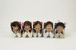 並んで頬杖をつく小学生男女５人
