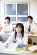 勉強する中学生たち