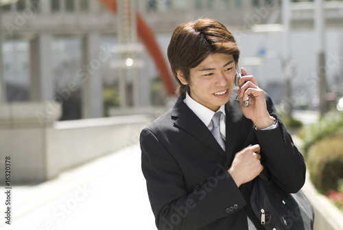 Photo: 電話をするビジネスマン 電話をするビジネスマン