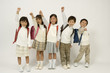並んで立つ小学生男女５人