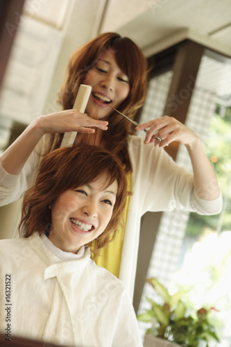 Photo: 髪をカットされる女性 髪をカットされる女性