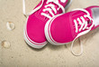 pinkfarbene sneakers im sand