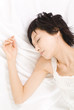 眠る若い女性