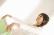 シーツを広げる20代主婦