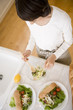 朝食の支度をする20代主婦