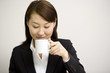 コーヒーカップを持つ女性