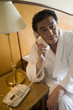 電話をする男性