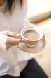 コーヒーを飲む女性