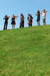 Foto: Six musicians play violins against sky Six musicians play violins against sky