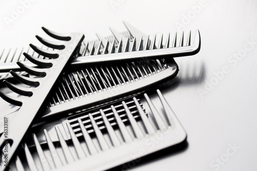 Foto: set of combs isolated on black, hairstyle accessories set of combs isolated on black, hairstyle accessories