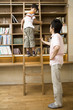 はしごに登る男の子と父親