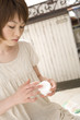 クリームを指に取る女性