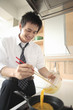 卵を料理をする男性