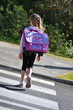 Fillette allant à l'école