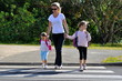 Maman accompagnant des enfants à l'école Maman accompagnant des enfants à l'école