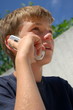 Adolescent avec un gsm
