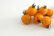 Kirschtomaten gelb auf weissem Acryl mit Wassertropfen