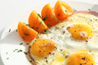 Spiegeleier und gelbe Tomaten