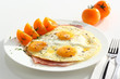Spiegeleier und gelbe Tomaten