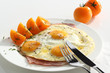 Spiegeleier und gelbe Tomaten