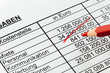 Zahlen einer Statistik mit Rotstift. Deutsch.