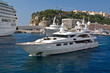 Yacht im Hafen Port Hercule von Monaco Yacht im Hafen Port Hercule von Monaco