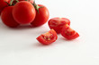 Strauchtomaten rot auf weiss mit Wassertropfen,