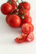 Strauchtomaten rot auf weiss mit Wassertropfen,