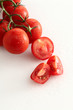 Strauchtomaten rot auf weiss mit Wassertropfen,