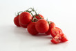 Strauchtomaten rot auf weiss mit Wassertropfen,