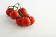 Strauchtomaten rot auf weiss mit Wassertropfen,